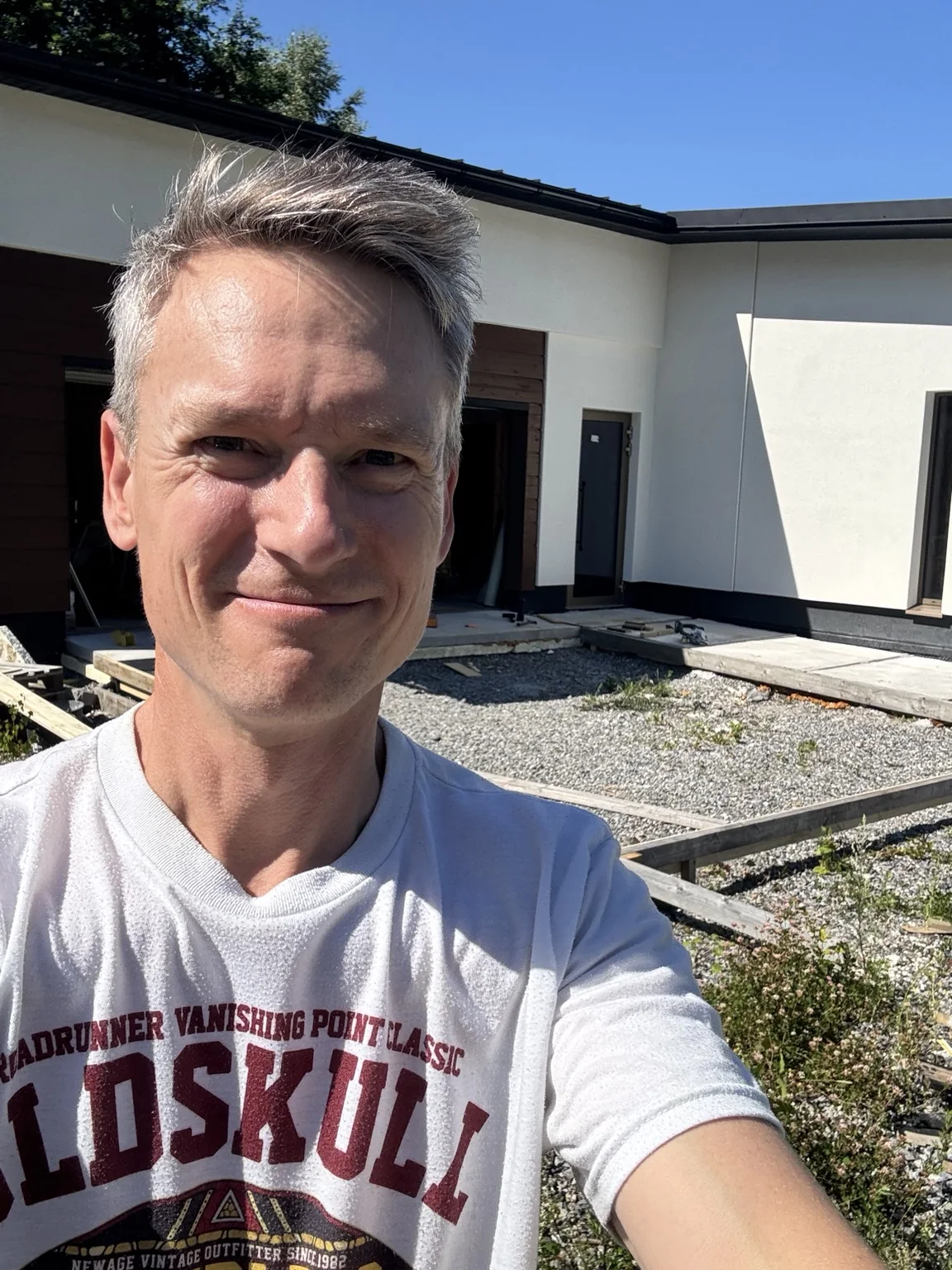 Kaarle Vanamo Kuusiston talon edessä rakennusprojektin aikana